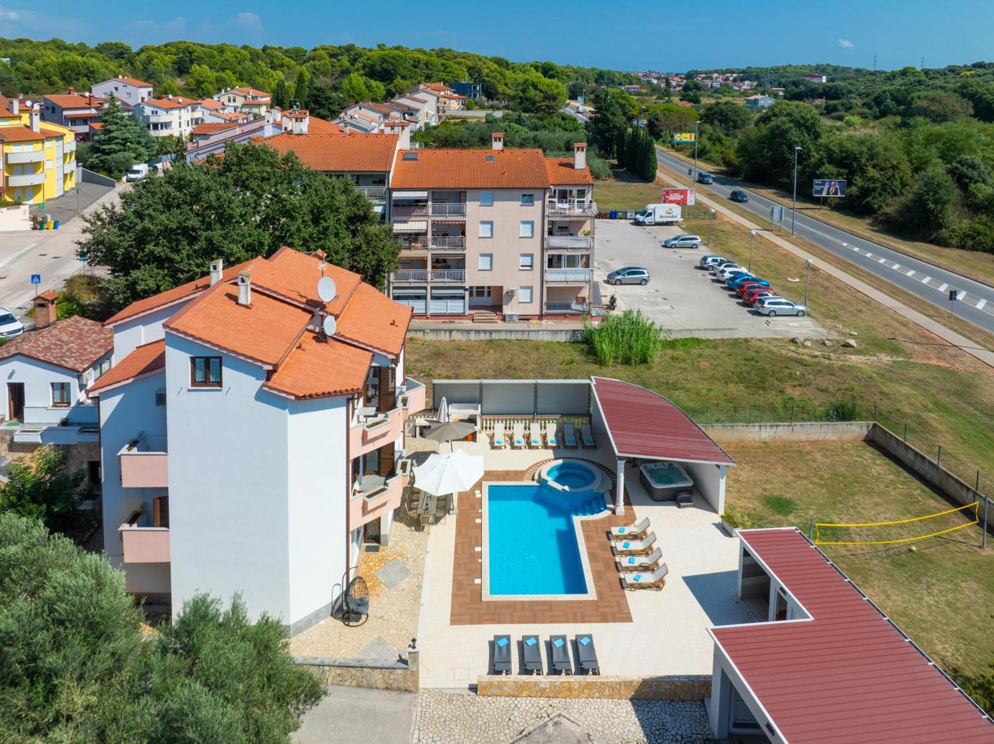 Lealeana Villa Pula